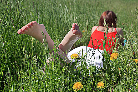年轻,赤足,女人,躺着,肚子,花,春天,草地,德国,欧洲