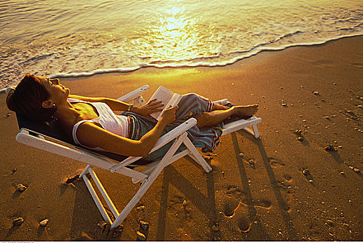 女人,放松,书本,折叠躺椅,海滩