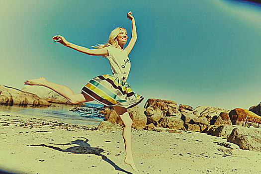 女人,跳跃,海滩,穿,白色,上面,条纹,裙子