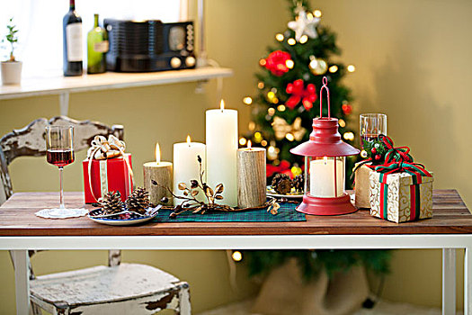 圣诞蜡烛,灯笼,礼盒,桌上,正面,装饰,圣诞树