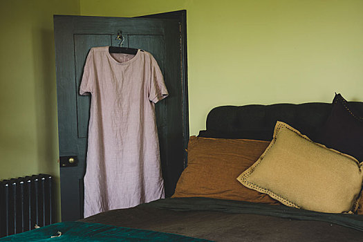 内景,卧室,淡绿色,墙壁,双人床,苍白,粉色,亚麻布,睡衣,衣架,上方,门