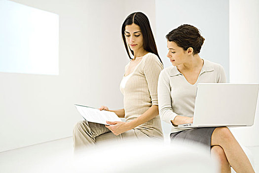 两个,女性,职业,坐,一起,讨论,文件,一个,拿着,笔记本电脑