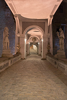 夜晚古老的波西米亚城堡走廊