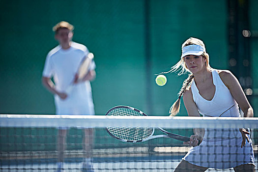 美女,网球手,玩,网球,击打,球,网球网,晴朗,网球场
