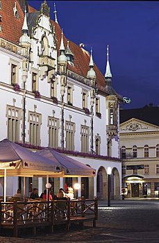 捷克共和国,摩拉维亚,奥洛摩兹,露天咖啡馆,正面,市政厅,黄昏