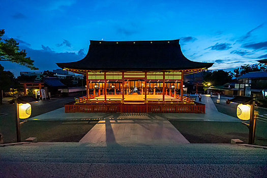 日本京都伏见稻荷大社外拜殿傍晚夜景