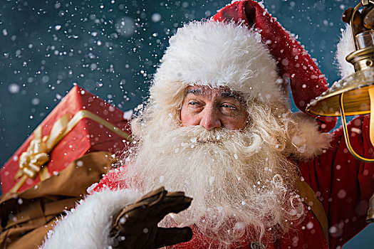 圣诞老人,走,雪,袋,许多,礼物,道路,旧式,灯笼,冬天,夜晚,下雪