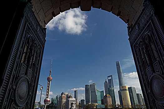 上海外滩拱门东方明珠