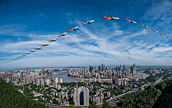 海南航空的飞机正飞越重庆市上空