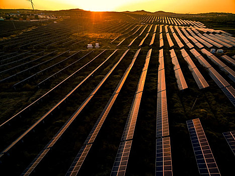 航拍夕阳下的太阳能发电厂