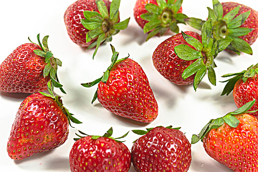 草莓在白色的背景上