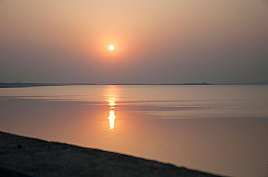 黄昏的湖畔落日