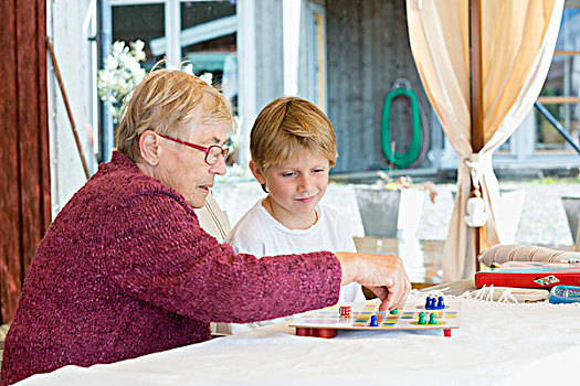 祖母,孙子,玩,棋类游戏