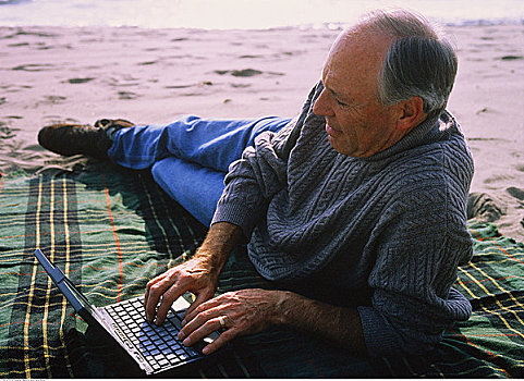 成熟,男人,海滩,笔记本电脑
