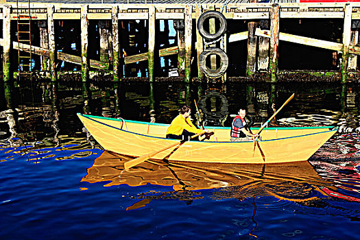 两个男人,划桨船,卢嫩堡,新斯科舍省,加拿大