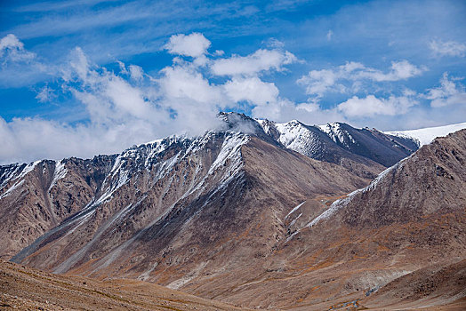 塔什库尔干塔吉克自治县红其拉甫口岸旁的喀喇昆仑山群山山脉