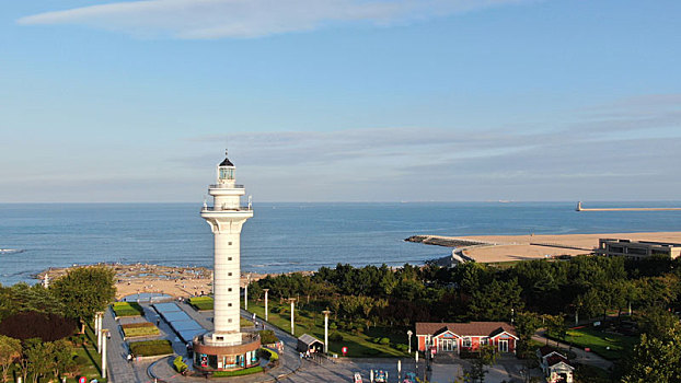 秋日里的海滨风景如画,游客赶海拾贝感受惬意周末