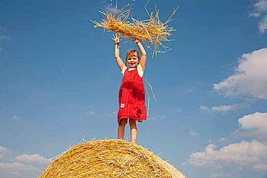 小女孩,站立,大捆,稻草,投掷,德国,欧洲