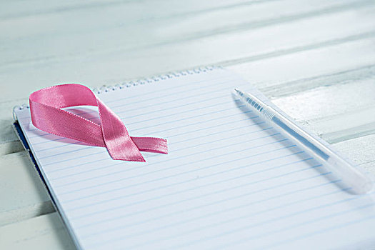 特写,粉色,乳腺癌,意识,带,螺旋,便笺,笔,木桌子