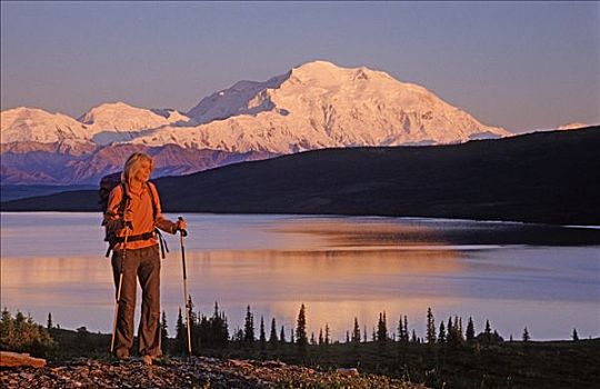 远足者,旺湖,注视,山,麦金利山,日落,德纳里峰国家公园,阿拉斯加