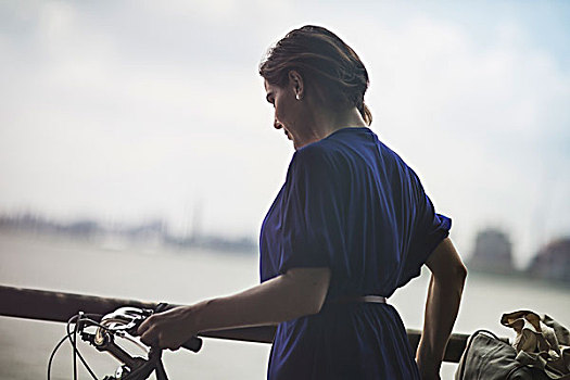 中年,女人,骑车,推,自行车,河边,纽约,美国