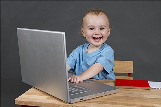 婴儿,笔记本电脑,灰色背景