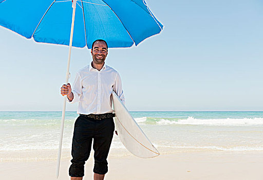 商务人士,海滩,拿着,海滩伞,冲浪板,安达卢西亚,西班牙