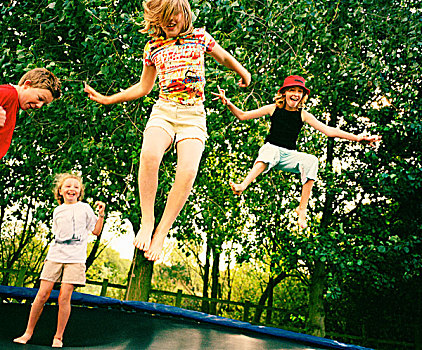 四个孩子,跳跃,蹦床