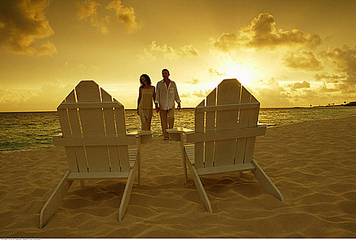 海滩,夫妻,走,宽木躺椅,天堂岛,巴哈马
