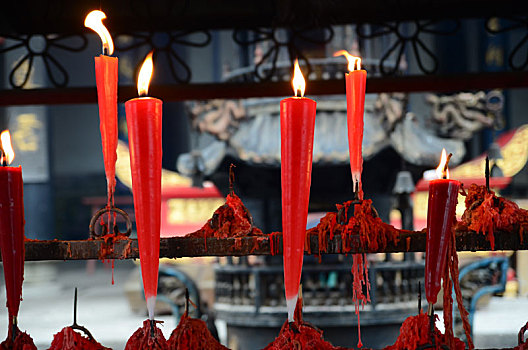 庙宇香烛架上燃烧的红蜡烛