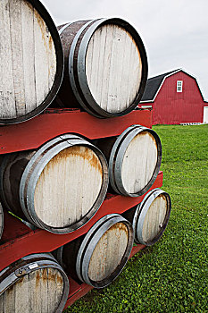堆积,木桶,红色,谷仓,背景,尼亚加拉滨湖小镇,安大略省,加拿大