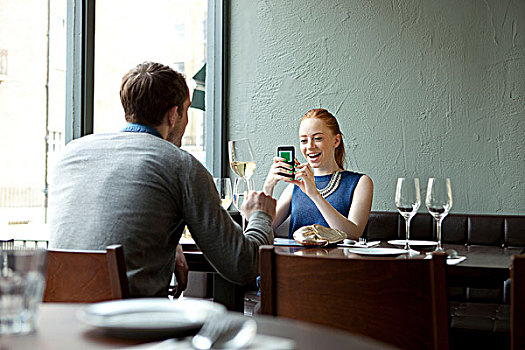 年轻,情侣,餐馆,女人,手机