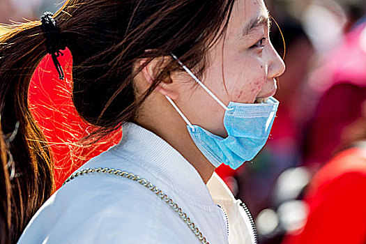 河南郑州,预防空气污染戴口罩参加小马拉松比赛的女人