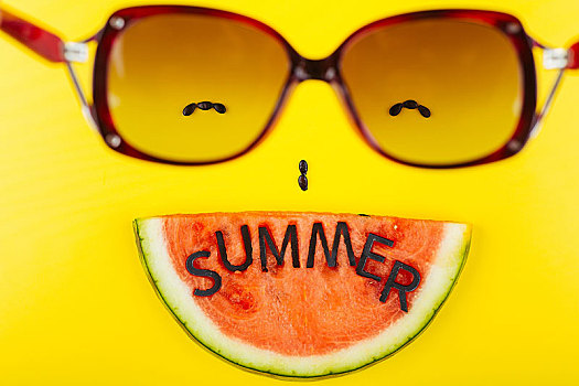 黄色背景上的西瓜,清凉夏日水果创意图片