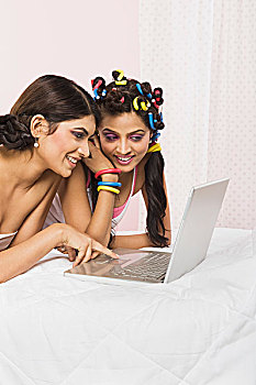 两个女人,笔记本电脑,微笑