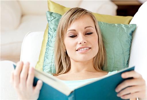 魅力,女人,读,书本,躺着,沙发