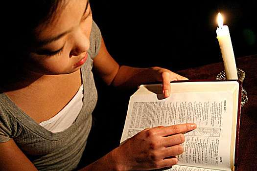 女孩,读,圣经,烛光