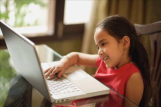 小女孩,工作,笔记本电脑,横图