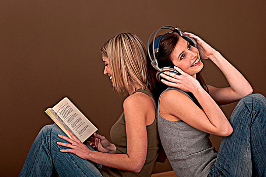 两个,学生,书本,耳机,坐