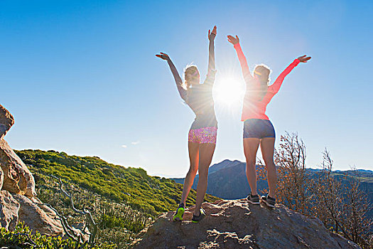 两个,女性,越野跑,朋友,庆贺,岩石上,太平洋,山峰,小路,松树,山谷,加利福尼亚,美国