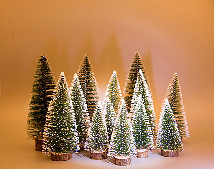 暖色环境中小型圣诞树雪松摆件的局部