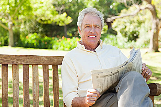 男人,读,报纸,坐,长椅