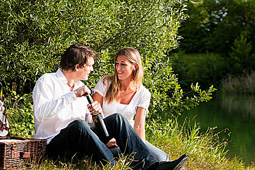 坐,夫妇,湖,野餐,玻璃,白葡萄酒,打开,瓶子
