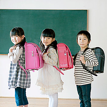 三个,微笑,小学,学生,小背包,肩部,黑板