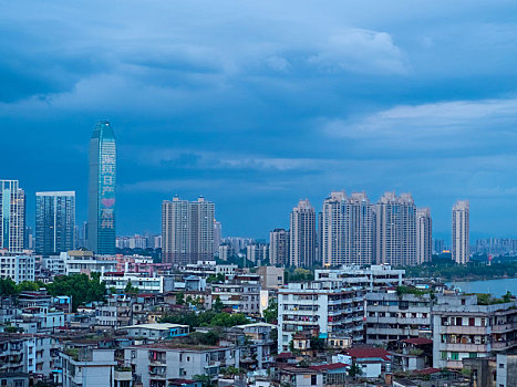 荣灿惠州中心大楼夜景外屏上显示东风日产的广告