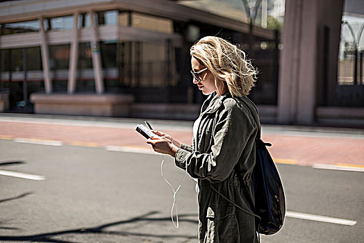 女人,打手机,街上,开普敦,南非