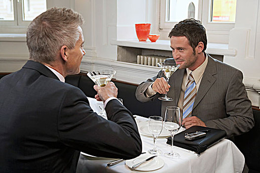 两个男人,喝,马提尼酒,会面,餐馆