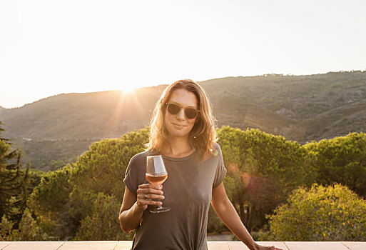 成年,女人,拿着,葡萄酒杯,日落,头像,费拉约港,托斯卡纳,意大利