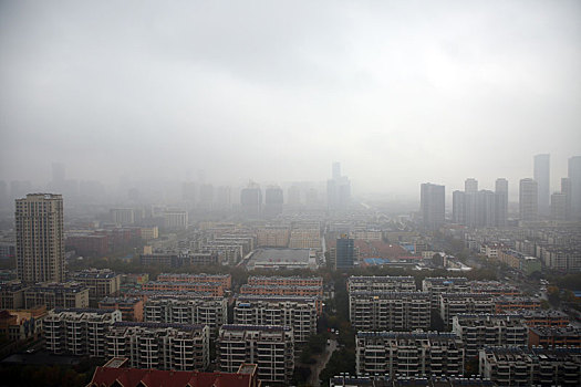 山东省日照市,一场秋雨带来阵阵寒意,气象部门提醒寒潮即将侵袭