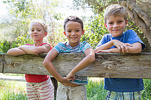 三个孩子,花园栅栏